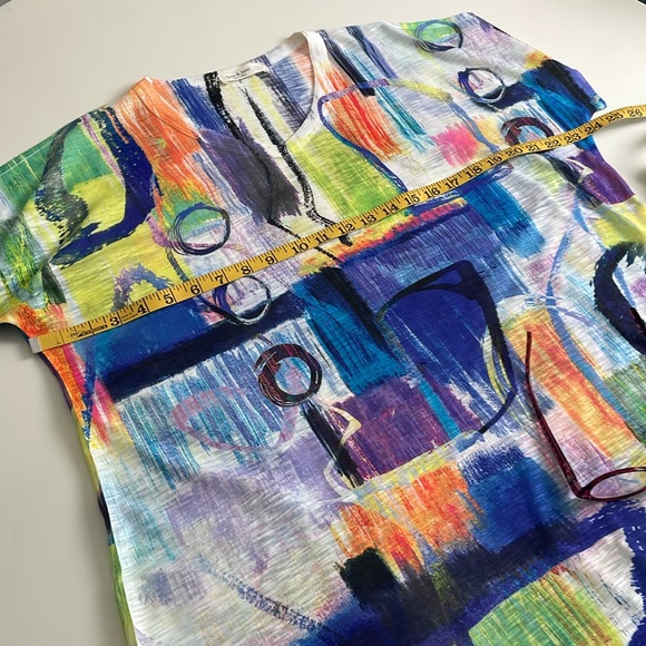 Jess & Jane Multi-Color Burnout Abstract Paint Print V-Neck round hem Tee- Large - Picture 7 of 9